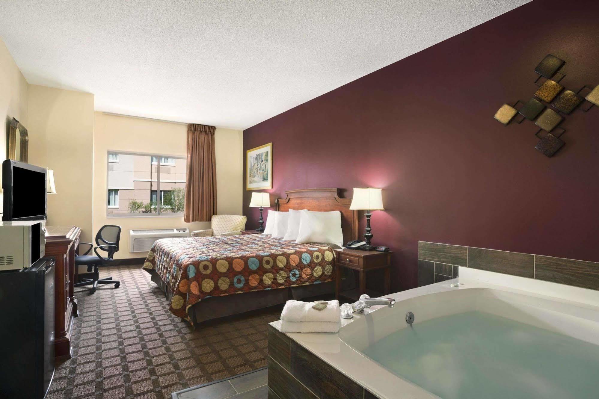Baymont By Wyndham Anderson Hotel Exterior photo